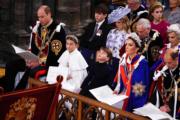 西敏寺內，第一排左起：王儲威廉、夏洛特小公主、路易小王子、凱特（法新社）