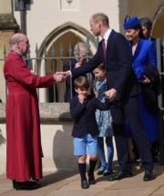 2023年4月9日，英國快將5歲的路易小王子（中）第一次參加王室復活節崇拜。(法新社)
