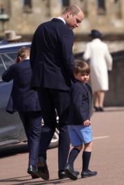 2023年4月9日，英國快將5歲的路易小王子（右）第一次參加王室復活節崇拜。(法新社)