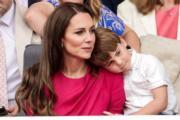 2022年6月5日，英國路易小王子（右）跟隨家人，一同觀看英女王登基70周年白金禧慶典最後一日登場的大巡遊。左為媽媽凱特。（法新社）