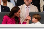 2022年6月5日，英國路易小王子（前排右）向媽媽凱特扮鬼臉。（法新社）