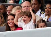2022年6月5日，英國路易小王子（前排中）跟隨家人，一同觀看英女王登基70周年白金禧慶典最後一日登場的大巡遊。左為媽媽凱特，右為姊姊夏洛特。（法新社）