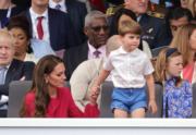2022年6月5日，英國路易小王子（前排右）跟隨家人，一同觀看英女王登基70周年白金禧慶典最後一日登場的大巡遊。前排左為媽媽凱特。（法新社）