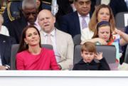 2022年6月5日，英國路易小王子（前排右）跟隨家人，一同觀看英女王登基70周年白金禧慶典最後一日登場的大巡遊。前排左為媽媽凱特。（法新社）