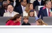2022年6月5日，英國路易小王子（前排中）跟隨家人，一同觀看英女王登基70周年白金禧慶典最後一日登場的大巡遊。前排左為媽媽凱特，右為姊姊夏洛特。（法新社）