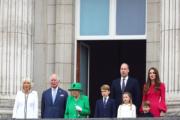 2022年6月5日，英女王登基70年白金禧官方活動最後一日，路易小王子（前排右一）跟家人再次現身白金漢宮陽台。（法新社）