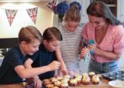 英國路易小王子（左二）跟媽媽、哥哥、姊姊一起焗蛋糕。（The Duke and Duchess of Cambridge Twitter短片截圖）