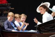 2022年6月2日，英國路易小王子（左二）跟哥哥喬治（左一）、姊姊夏洛特（左三）、媽媽凱特和祖母卡米拉一起坐馬車。（法新社）