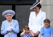 2022年6月2日，英女王登基70年白金禧官方慶祝活動首日，英國路易小王子（前排中）跟家人在白金漢宮陽台，觀看閱兵儀式及飛行表演。（法新社）