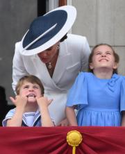 2022年6月2日，英女王登基70年白金禧官方慶祝活動首日，英國路易小王子（左）跟家人在白金漢宮陽台，觀看閱兵儀式及飛行表演。（法新社）