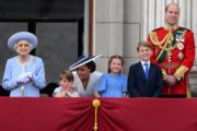 2022年6月2日，英女王登基70年白金禧官方慶祝活動首日，英國路易小王子（左二）跟家人在白金漢宮陽台，觀看閱兵儀式及飛行表演。（法新社）