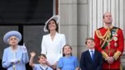 2022年6月2日，英女王登基70年白金禧官方慶祝活動首日，英國路易小王子（左二）跟家人在白金漢宮陽台，觀看閱兵儀式及飛行表演。（法新社）