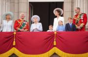 2022年6月2日，英女王登基70年白金禧官方慶祝活動首日，英國路易小王子（中）跟家人在白金漢宮陽台，觀看閱兵儀式及飛行表演。（法新社）