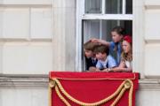 2022年6月2日，英國路易小王子（左二）跟家人在白金漢宮窗邊，觀看巡遊。（法新社）