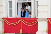 2022年6月2日，英國路易小王子（右）跟家人在白金漢宮窗邊，觀看巡遊。（法新社）