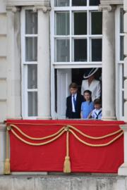 2022年6月2日，英國路易小王子（右）跟家人在白金漢宮窗邊，觀看巡遊。（法新社）