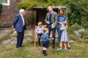 2020年9月27日，肯辛頓宮在社交網站發放英國劍橋公爵伉儷威廉王子和凱特，以及三名子女喬治小王子、夏洛特小公主和路易小王子，與大衛艾登堡爵士（左）的合照。（The Duke and Duchess of Cambridge Twitter圖片）
