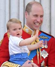 2019年6月8日，威廉王子（右）抱着路易小王子（左）（法新社）