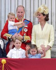 2019年6月8日，威廉王子（後排中）、凱特（後排右）及三名子女喬治小王子（前排左）、夏洛特小公主（前排右）、路易小王子（後排左）參加英女王伊利沙伯二世93歲官方壽辰閱兵巡遊慶祝活動。（法新社）