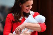 2018年4月23日，凱特分娩後約7小時，即抱着Louis小王子出院。（法新社）