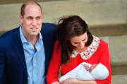 2018年4月23日，凱特（右）誕下重8磅7安士的小王子。左為威廉王子。（法新社）