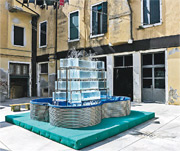威尼斯雙年展「處處異鄉人」 香港魚缸在水都 浮載人類欲望