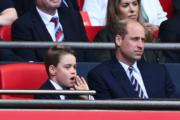 2024年5月25日，英國喬治小王子（前排左）跟爸爸王儲威廉（前排右）在溫布萊球場觀看英格蘭足總盃決賽。（法新社）
