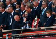 2024年5月25日，英國喬治小王子（前排右一）跟爸爸王儲威廉（前排右二）在溫布萊球場觀看英格蘭足總盃決賽曼聯戰曼城。圖為曼聯封王後，王儲威廉恭賀領隊坦夏格。（路透社）