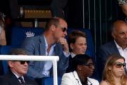 英國喬治小王子（第二排左二）跟爸爸威廉（第二排左一），2023年7月1日在Lord's球場觀看板球賽。（法新社）