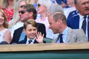 溫布頓網球錦標賽男單決賽 - 英國喬治小王子（前排左）跟隨父母在現場觀看球賽。前排右為父親威廉王子。（法新社）