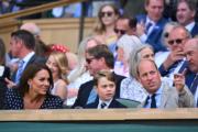溫布頓網球錦標賽男單決賽 - 英國喬治小王子（前排中）跟隨父母在現場觀看球賽。前排左為母親凱特，右為父親威廉王子。（法新社）