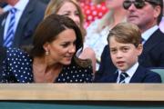 溫布頓網球錦標賽男單決賽 - 英國喬治小王子（右）跟隨父母在現場觀看球賽。左為母親凱特。（法新社）