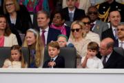 2022年6月5日，英國喬治小王子（前排左二）跟家人一起觀看大巡遊。（法新社）