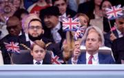 2022年6月4日，英國喬治小王子（前排左）跟家人一起觀看表演。（法新社）