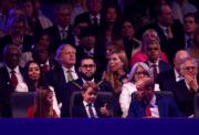 2022年6月4日，英國喬治小王子（前排中）跟家人一起觀看表演。（法新社）