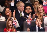 2022年6月4日，英國喬治小王子（前排右）跟家人一起觀看表演。（法新社）