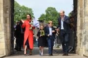 英國喬治小王子（右二）跟爸媽及妹妹，2022年6月4日在位於威爾斯的城堡Cardiff Castle出席活動。（法新社）