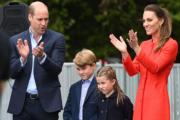 英國喬治小王子（左二）跟爸媽及妹妹，2022年6月4日在位於威爾斯的城堡Cardiff Castle出席活動。（法新社）