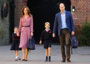 2019年9月5日，新學年開學日，夏洛特小公主 （左一）與哥哥喬治小王子（右二），在父母威廉（右）及凱特（左二）陪同下一起步入學校。（法新社）