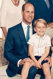 弟弟路易小王子受洗日，一家人拍攝官方照片，喬治小王子 (右) 坐在爸爸威廉王子 (左) 的大腿上，笑容燦爛。(Kensington Palace twitter圖片)