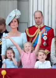 【2018年英女王92歲壽辰閱兵巡遊慶祝活動】第一排左起：夏洛特小公主、Savannah Phillips、喬治小王子，第二排左起：凱特、威廉王子 (法新社)