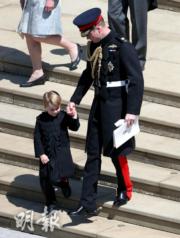 2018年5月19日哈里王子和梅根結婚，喬治小王子(左)任花童。圖為喬治小王子由爸爸威廉王子拖着。（法新社）
