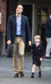 2017年9月7日，英國喬治小王子第一日到Thomas's Battersea上學，爸爸威廉王子送他到學校。媽媽凱特因懷孕不適，未能一起送兒子上學。（法新社）