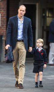 2017年9月7日，英國喬治小王子第一日到Thomas's Battersea上學，爸爸威廉王子送他到學校。媽媽凱特因懷孕不適，未能一起送兒子上學。（法新社）