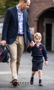 2017年9月7日，英國喬治小王子第一日到Thomas's Battersea上學，由爸爸威廉王子（左）送他回校。（法新社）