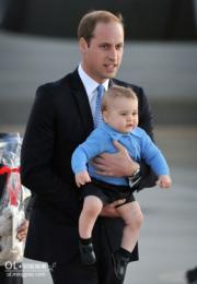 威廉王子（後）2014年4月抱着喬治小王子外訪（前）。（法新社）