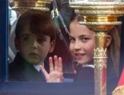 2024年6月，英國夏洛特小公主（右）坐在馬車內。（新華社）
