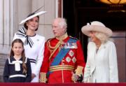 2024年6月，左一前為英國夏洛特小公主，左一後為儲妃凱特，中為英王查理斯三世，右為王后卡米拉。（路透社）