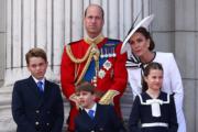 2024年6月，前排左起：英國喬治小王子、路易小王子、夏洛特小公主。後排左起：王儲威廉、儲妃凱特。（法新社）