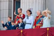 2024年6月，前排左起：英國喬治小王子、路易小王子、夏洛特小公主。後排左起：王儲威廉、儲妃凱特、英王查理斯三世、王后卡米拉。（法新社）
